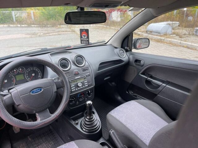 Красный Форд Фиеста, объемом двигателя 1.2 л и пробегом 159 тыс. км за 2750 $, фото 6 на Automoto.ua
