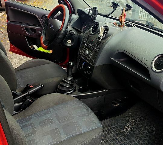 Красный Форд Фиеста, объемом двигателя 1.3 л и пробегом 191 тыс. км за 3950 $, фото 9 на Automoto.ua