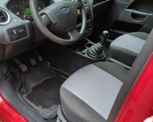 Красный Форд Фиеста, объемом двигателя 1.24 л и пробегом 208 тыс. км за 3800 $, фото 9 на Automoto.ua