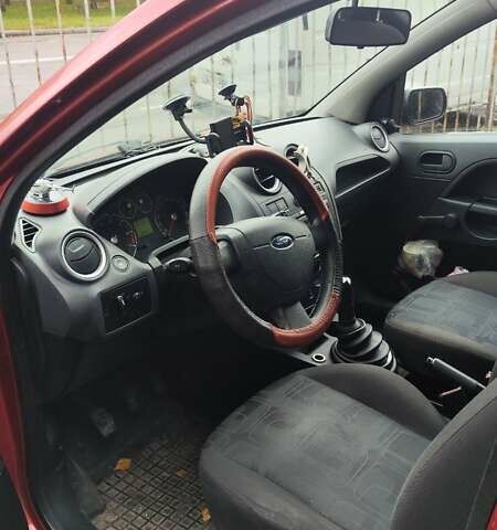 Красный Форд Фиеста, объемом двигателя 1.3 л и пробегом 190 тыс. км за 3542 $, фото 2 на Automoto.ua