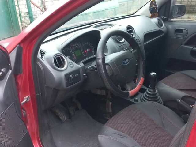 Красный Форд Фиеста, объемом двигателя 1.4 л и пробегом 339 тыс. км за 2900 $, фото 1 на Automoto.ua
