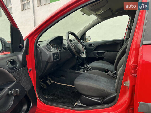 Красный Форд Фиеста, объемом двигателя 1.3 л и пробегом 200 тыс. км за 3300 $, фото 17 на Automoto.ua