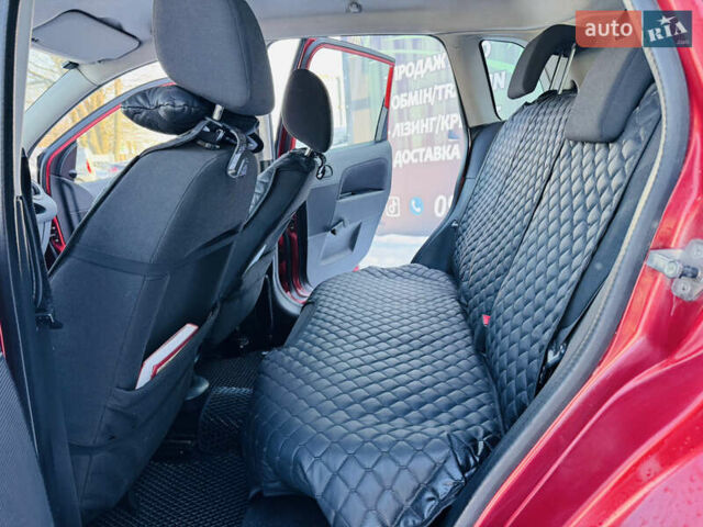 Красный Форд Фиеста, объемом двигателя 1.4 л и пробегом 178 тыс. км за 4300 $, фото 11 на Automoto.ua