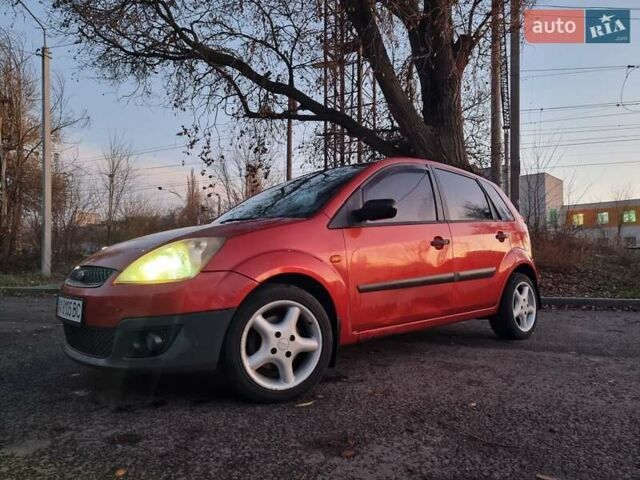 Красный Форд Фиеста, объемом двигателя 1.39 л и пробегом 255 тыс. км за 3250 $, фото 2 на Automoto.ua
