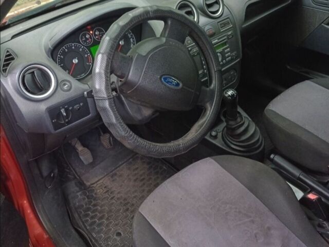 Красный Форд Фиеста, объемом двигателя 1.4 л и пробегом 226 тыс. км за 4300 $, фото 2 на Automoto.ua