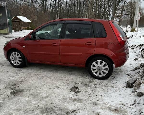 Красный Форд Фиеста, объемом двигателя 1.39 л и пробегом 122 тыс. км за 5300 $, фото 2 на Automoto.ua