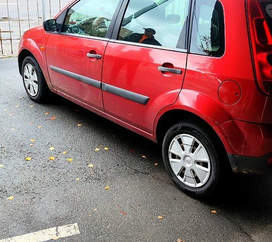 Красный Форд Фиеста, объемом двигателя 1.3 л и пробегом 191 тыс. км за 3950 $, фото 2 на Automoto.ua