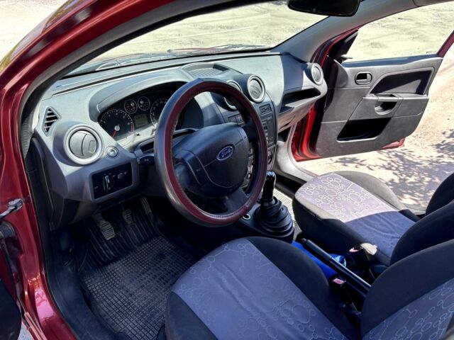 Красный Форд Фиеста, объемом двигателя 0.14 л и пробегом 243 тыс. км за 3400 $, фото 4 на Automoto.ua