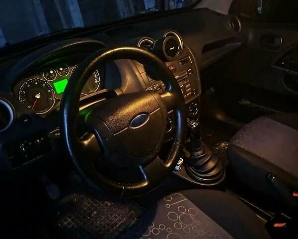 Красный Форд Фиеста, объемом двигателя 1.39 л и пробегом 199 тыс. км за 4000 $, фото 5 на Automoto.ua