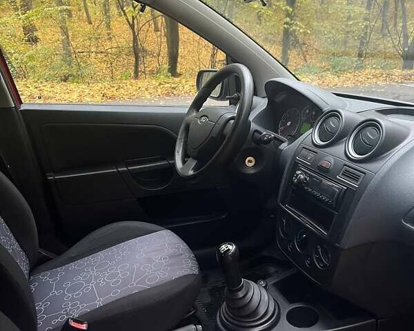 Красный Форд Фиеста, объемом двигателя 1.24 л и пробегом 208 тыс. км за 3800 $, фото 7 на Automoto.ua