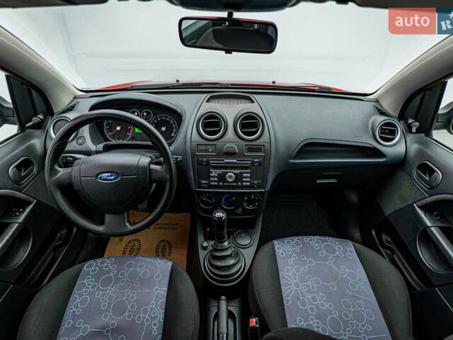 Червоний Форд Фієста, об'ємом двигуна 1.2 л та пробігом 94 тис. км за 4973 $, фото 9 на Automoto.ua