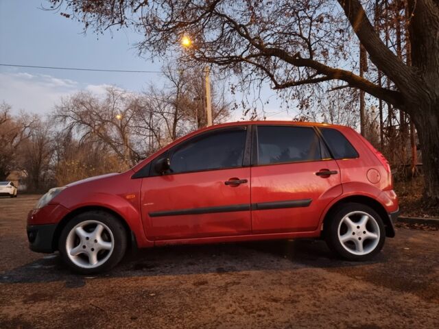 Красный Форд Фиеста, объемом двигателя 1.4 л и пробегом 255 тыс. км за 3100 $, фото 4 на Automoto.ua