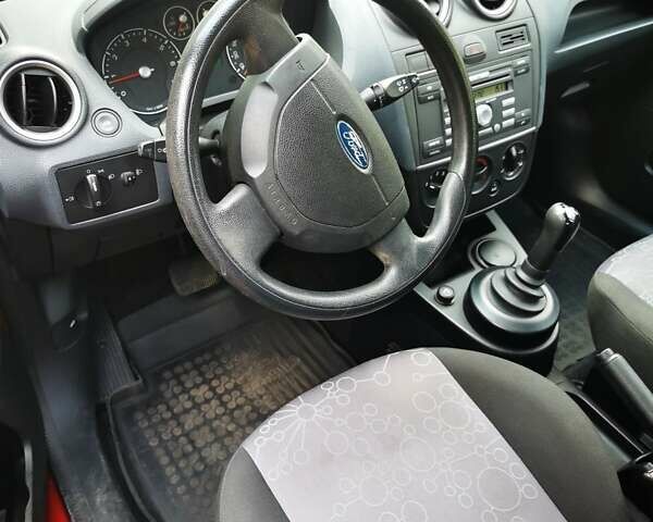 Червоний Форд Фієста, об'ємом двигуна 1.4 л та пробігом 130 тис. км за 4999 $, фото 14 на Automoto.ua