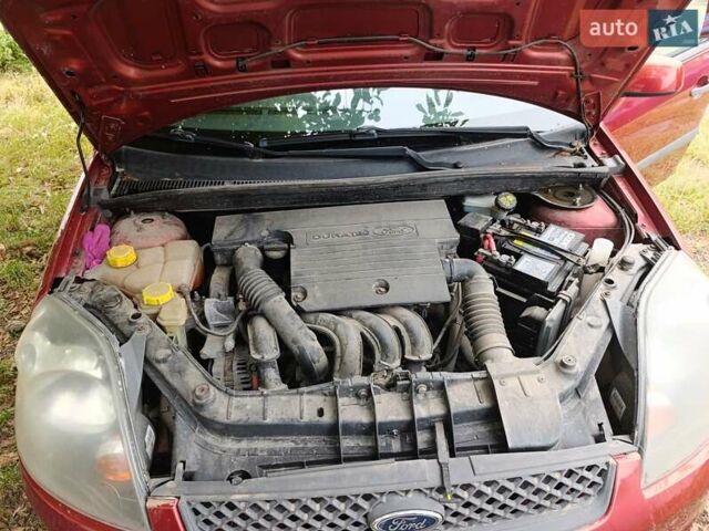 Червоний Форд Фієста, об'ємом двигуна 1.4 л та пробігом 151 тис. км за 3900 $, фото 6 на Automoto.ua