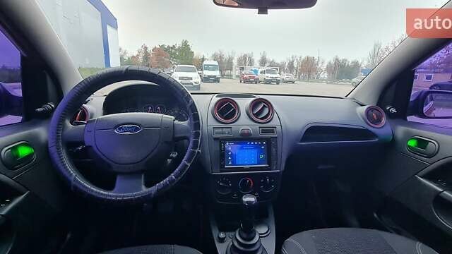 Красный Форд Фиеста, объемом двигателя 1.4 л и пробегом 205 тыс. км за 4300 $, фото 16 на Automoto.ua