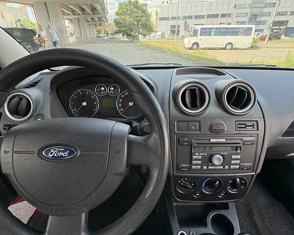 Червоний Форд Фієста, об'ємом двигуна 1.39 л та пробігом 200 тис. км за 4300 $, фото 16 на Automoto.ua