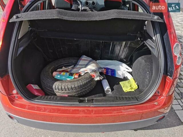 Красный Форд Фиеста, объемом двигателя 1.4 л и пробегом 84 тыс. км за 6000 $, фото 6 на Automoto.ua