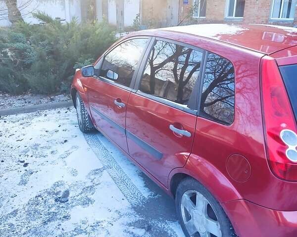 Червоний Форд Фієста, об'ємом двигуна 1.4 л та пробігом 180 тис. км за 3200 $, фото 3 на Automoto.ua