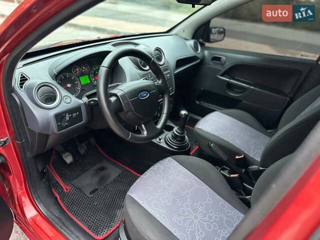 Красный Форд Фиеста, объемом двигателя 1.24 л и пробегом 170 тыс. км за 3999 $, фото 27 на Automoto.ua
