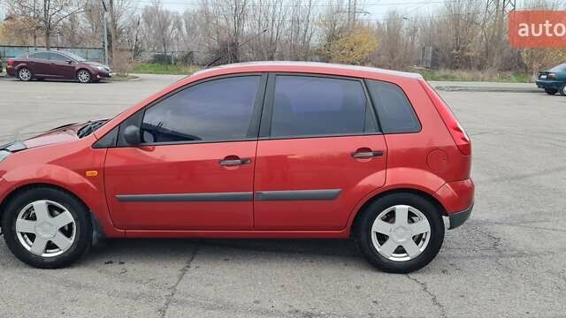 Красный Форд Фиеста, объемом двигателя 1.4 л и пробегом 205 тыс. км за 4300 $, фото 6 на Automoto.ua