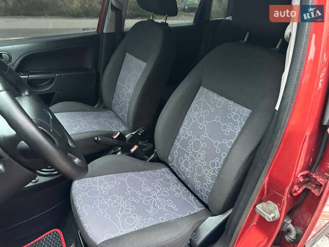 Красный Форд Фиеста, объемом двигателя 1.24 л и пробегом 170 тыс. км за 3999 $, фото 28 на Automoto.ua