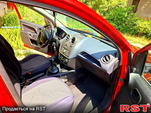 Красный Форд Фиеста, объемом двигателя 1.4 л и пробегом 232 тыс. км за 4000 $, фото 6 на Automoto.ua