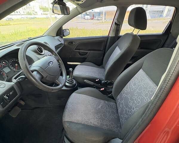 Червоний Форд Фієста, об'ємом двигуна 1.39 л та пробігом 200 тис. км за 4300 $, фото 15 на Automoto.ua