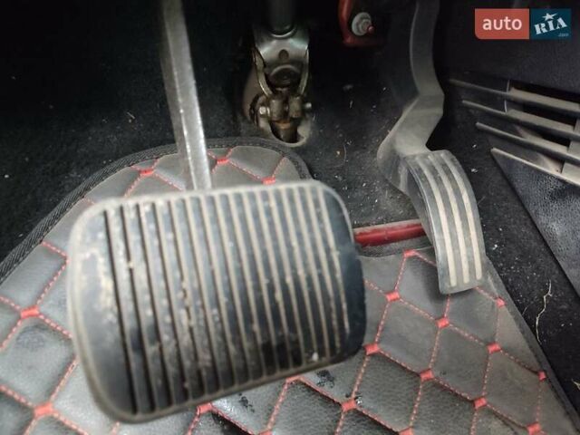 Красный Форд Фиеста, объемом двигателя 1.4 л и пробегом 170 тыс. км за 4100 $, фото 15 на Automoto.ua