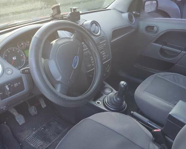 Червоний Форд Фієста, об'ємом двигуна 1.4 л та пробігом 180 тис. км за 3200 $, фото 5 на Automoto.ua