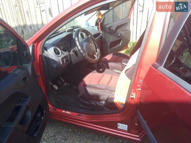 Красный Форд Фиеста, объемом двигателя 1.25 л и пробегом 131 тыс. км за 3500 $, фото 2 на Automoto.ua