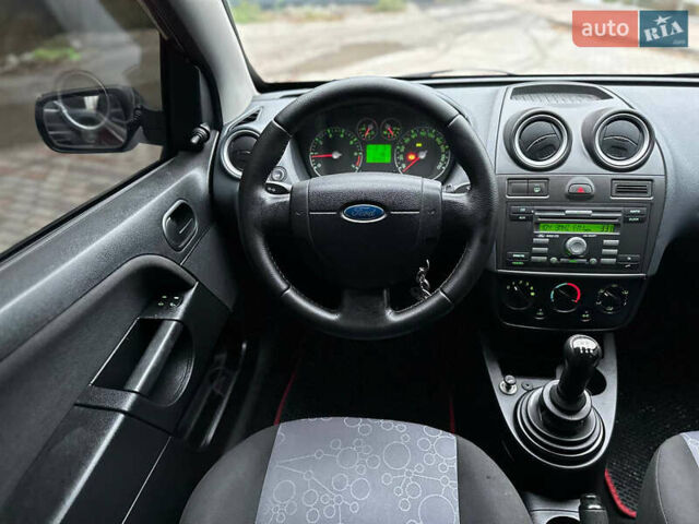 Красный Форд Фиеста, объемом двигателя 1.24 л и пробегом 170 тыс. км за 3999 $, фото 41 на Automoto.ua