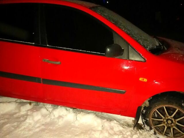 Червоний Форд Фієста, об'ємом двигуна 1.2 л та пробігом 130 тис. км за 3500 $, фото 3 на Automoto.ua