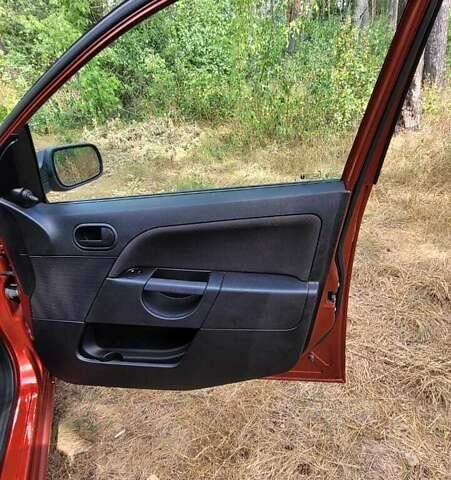 Красный Форд Фиеста, объемом двигателя 1.39 л и пробегом 136 тыс. км за 4400 $, фото 3 на Automoto.ua