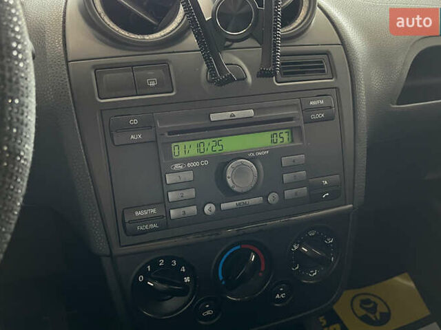 Червоний Форд Фієста, об'ємом двигуна 1.24 л та пробігом 164 тис. км за 4150 $, фото 12 на Automoto.ua