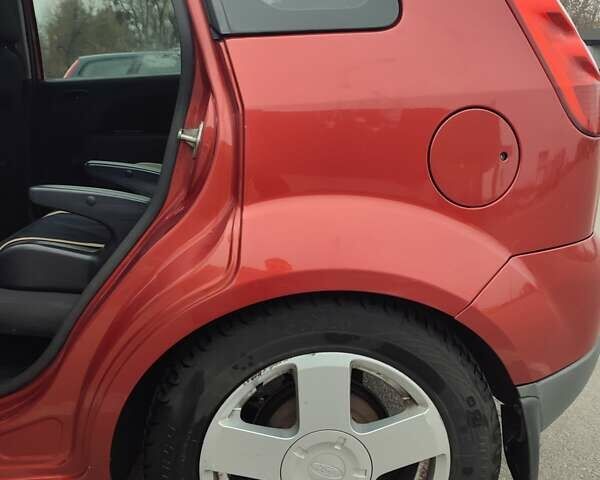 Красный Форд Фиеста, объемом двигателя 1.4 л и пробегом 170 тыс. км за 4100 $, фото 4 на Automoto.ua