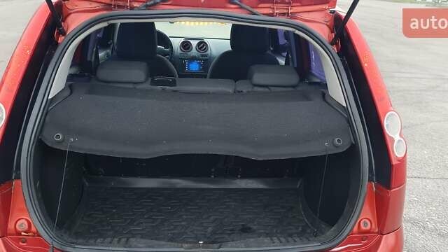 Красный Форд Фиеста, объемом двигателя 1.4 л и пробегом 205 тыс. км за 4300 $, фото 12 на Automoto.ua