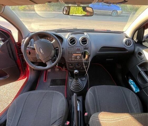 Красный Форд Фиеста, объемом двигателя 1.4 л и пробегом 376 тыс. км за 3500 $, фото 6 на Automoto.ua