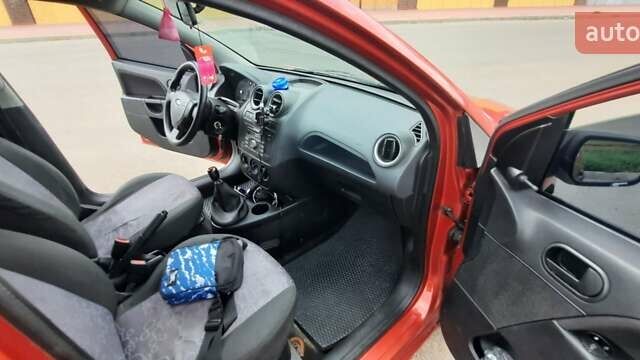 Червоний Форд Фієста, об'ємом двигуна 1.4 л та пробігом 149 тис. км за 3200 $, фото 1 на Automoto.ua