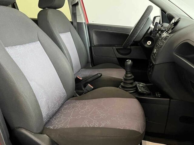 Красный Форд Фиеста, объемом двигателя 1.2 л и пробегом 164 тыс. км за 4150 $, фото 8 на Automoto.ua