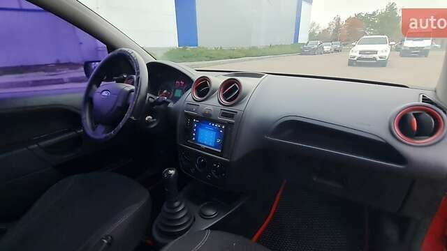 Красный Форд Фиеста, объемом двигателя 1.4 л и пробегом 205 тыс. км за 4300 $, фото 17 на Automoto.ua