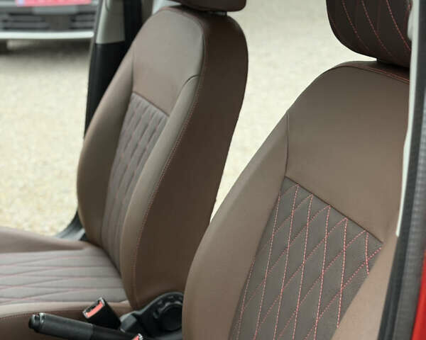 Красный Форд Фиеста, объемом двигателя 1.24 л и пробегом 33 тыс. км за 6499 $, фото 13 на Automoto.ua