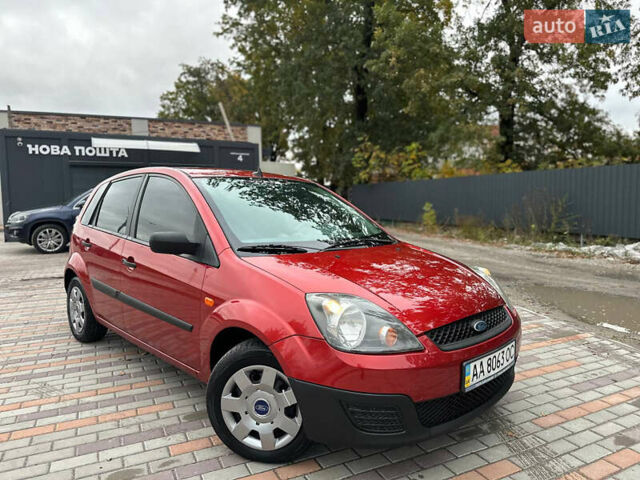 Красный Форд Фиеста, объемом двигателя 1.24 л и пробегом 170 тыс. км за 3999 $, фото 1 на Automoto.ua