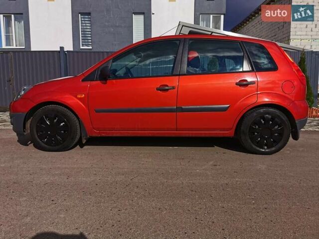 Красный Форд Фиеста, объемом двигателя 1.4 л и пробегом 84 тыс. км за 6000 $, фото 2 на Automoto.ua