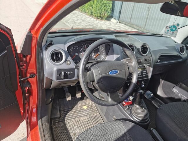 Красный Форд Фиеста, объемом двигателя 1.4 л и пробегом 84 тыс. км за 6000 $, фото 8 на Automoto.ua