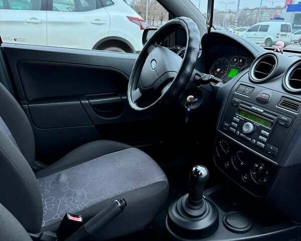 Червоний Форд Фієста, об'ємом двигуна 1.39 л та пробігом 113 тис. км за 5300 $, фото 5 на Automoto.ua