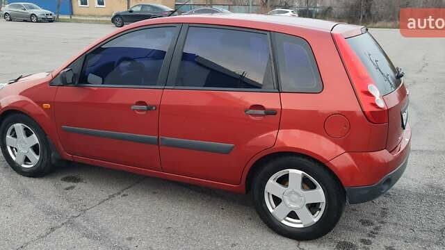 Красный Форд Фиеста, объемом двигателя 1.4 л и пробегом 205 тыс. км за 4300 $, фото 2 на Automoto.ua