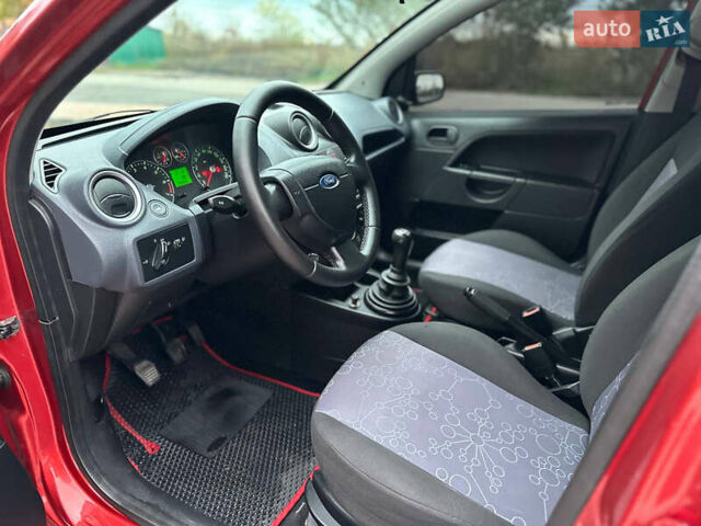 Красный Форд Фиеста, объемом двигателя 1.24 л и пробегом 170 тыс. км за 3999 $, фото 31 на Automoto.ua