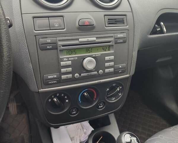 Красный Форд Фиеста, объемом двигателя 1.4 л и пробегом 170 тыс. км за 4100 $, фото 22 на Automoto.ua