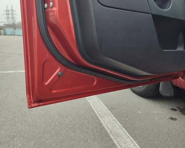 Красный Форд Фиеста, объемом двигателя 1.4 л и пробегом 170 тыс. км за 4100 $, фото 11 на Automoto.ua