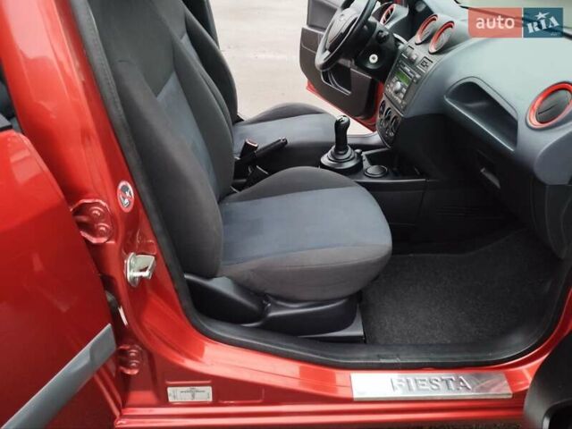Червоний Форд Фієста, об'ємом двигуна 1.4 л та пробігом 130 тис. км за 4300 $, фото 8 на Automoto.ua